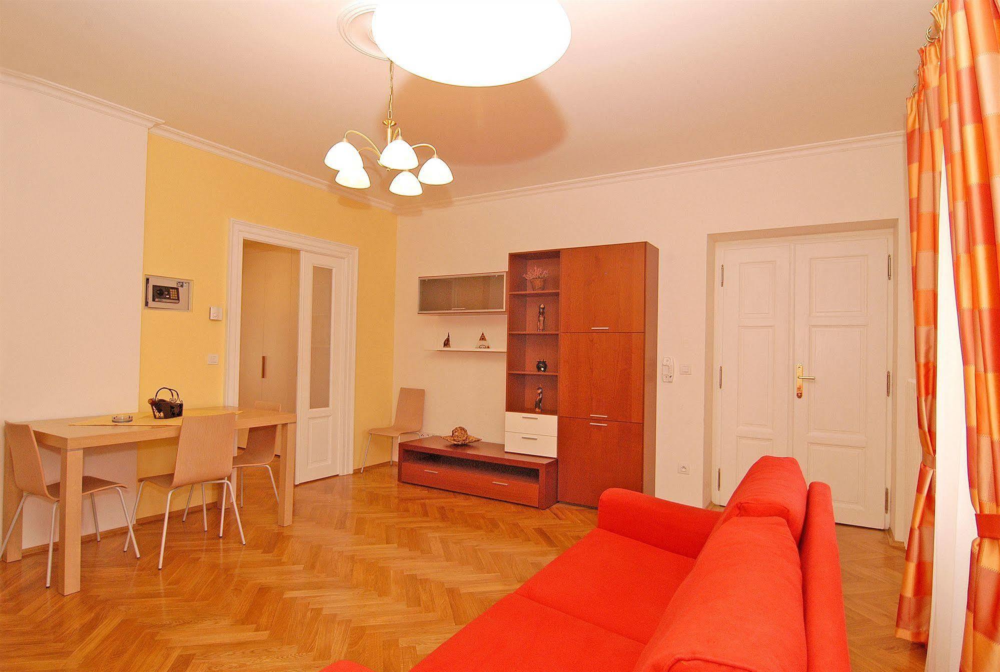 Ai Quattro Angeli Aparthotel Прага Екстериор снимка